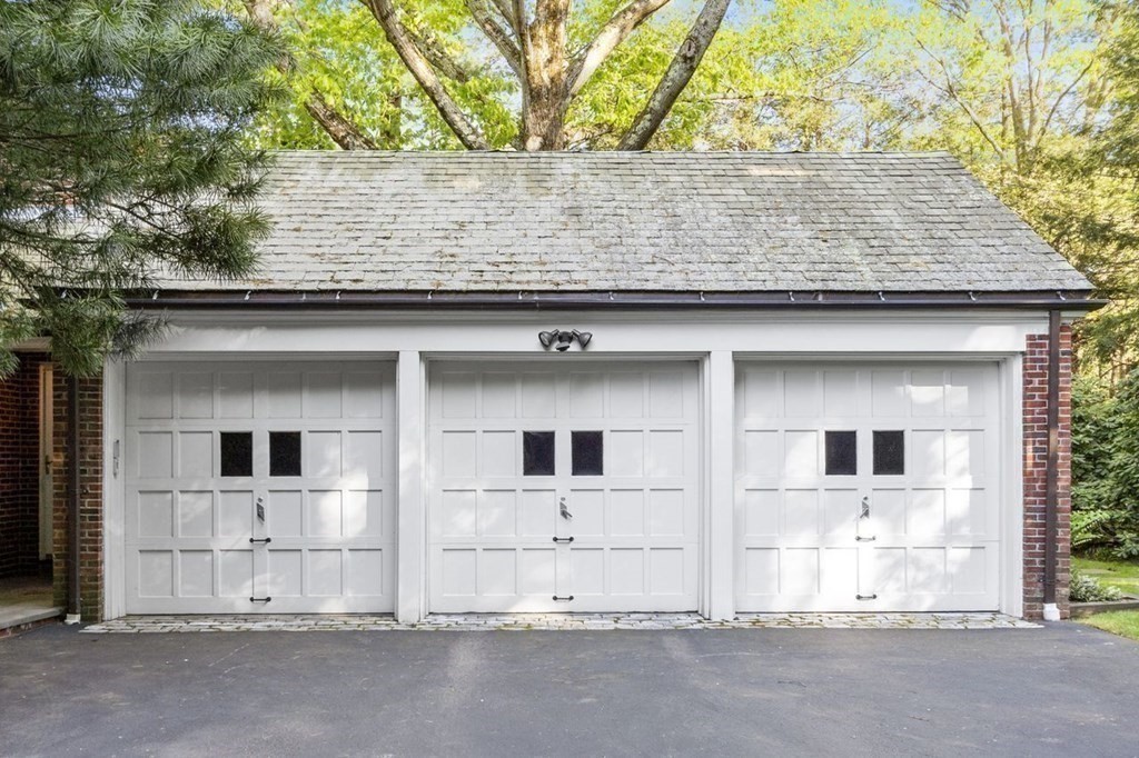 9 Aylesbury Road Worcester, MA 01609 - Photo 39 of 40 front view of a house