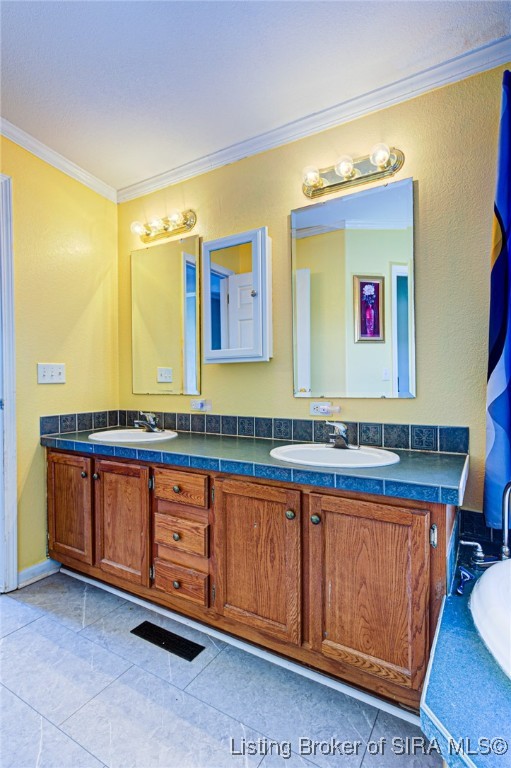 7227 Tunnel Mill Road Marysville, IN 47141 - Photo 25 of 43 Primary bath w/ double sinks