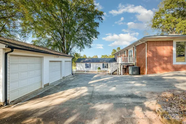 a view of backyard of the house
