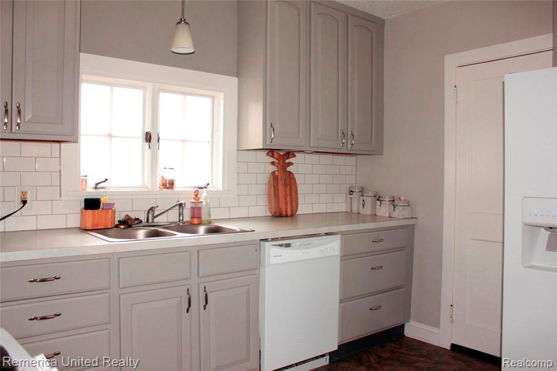 1076 Steiner Road Monroe, MI 48162 - Photo 7 of 22 Kitchen with all newer appliances