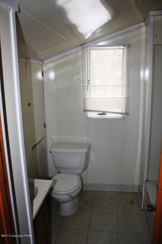 280 Gumbletown Road Paupack, PA 18451 - Photo 10 of 18 Bath