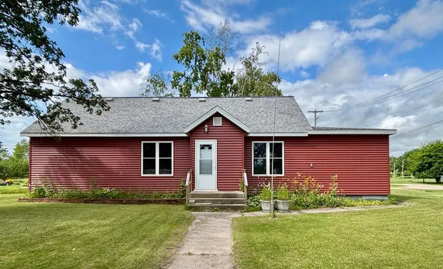 $98,500 | 601 1st Street South, Karlstad, MN 56732