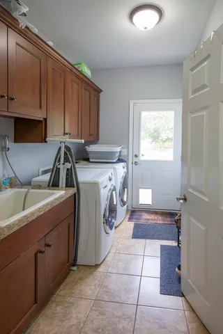 a view of entryway with a front door