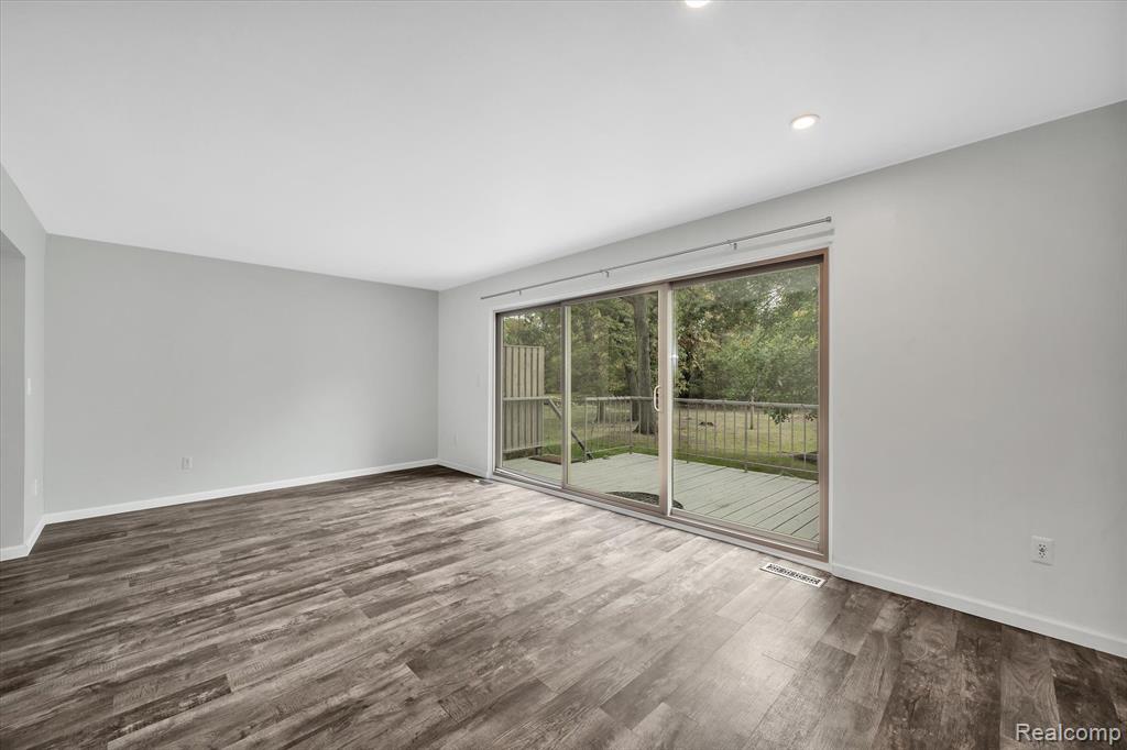 639 Oakbrook West Rochester Hills, MI 48307 - Photo 13 of 51
