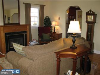 25 Sandy Bank Road Media, PA 19063 - Photo 2 of 12 Living Room