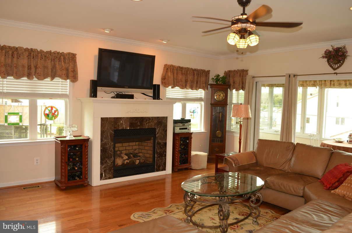 1629 Bishop Road Edgewater, MD 21037 - Photo 10 of 28 Living Room