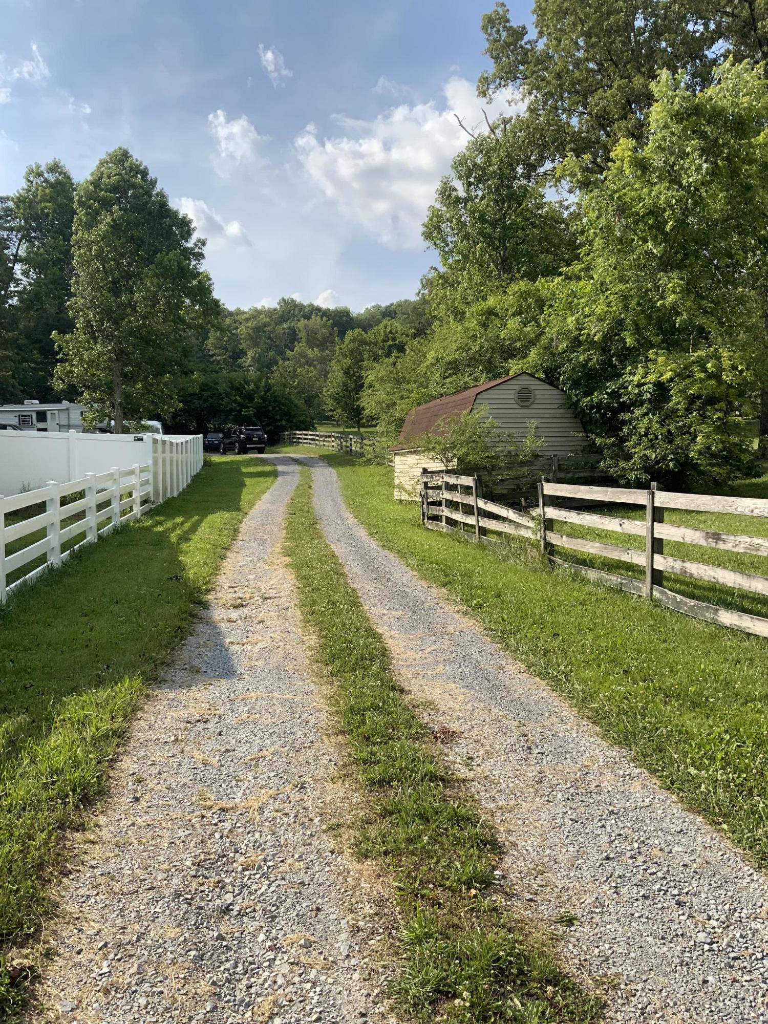 433 Raccoon Valley Road Powell, TN 37849 - Photo 11 of 32 6C8D9472-80EC-43EB-9D21-B2211E7D19C0