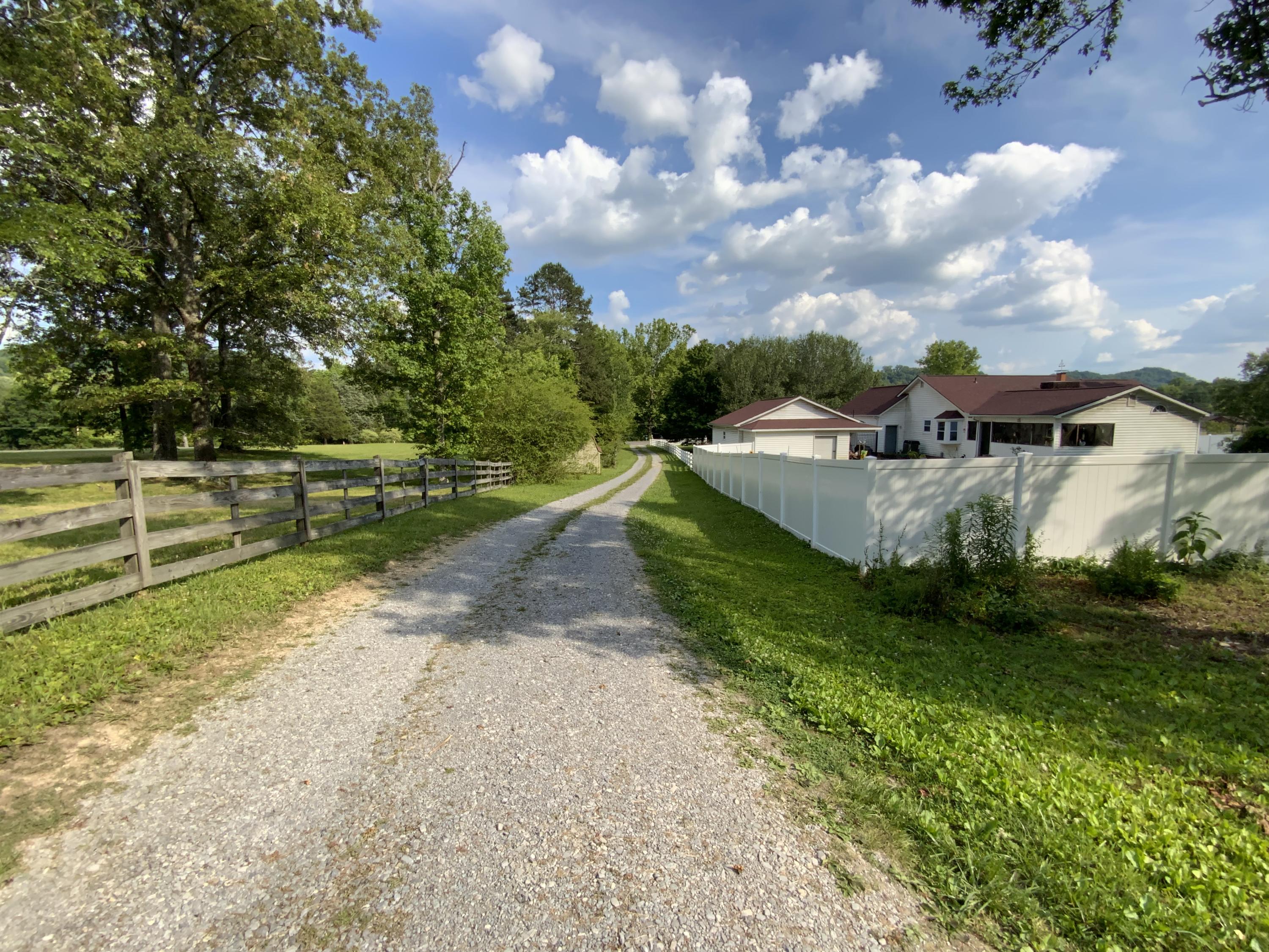 433 Raccoon Valley Road Powell, TN 37849 - Photo 8 of 32 BC463EAF-71C5-49FD-8FE0-318B5280335B