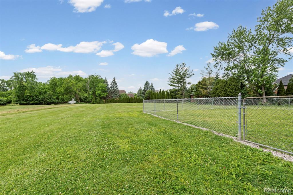 4165 Crooks Road Troy, MI 48098 - Photo 24 of 27