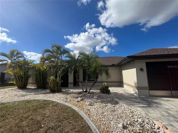 a view of a house with backyard