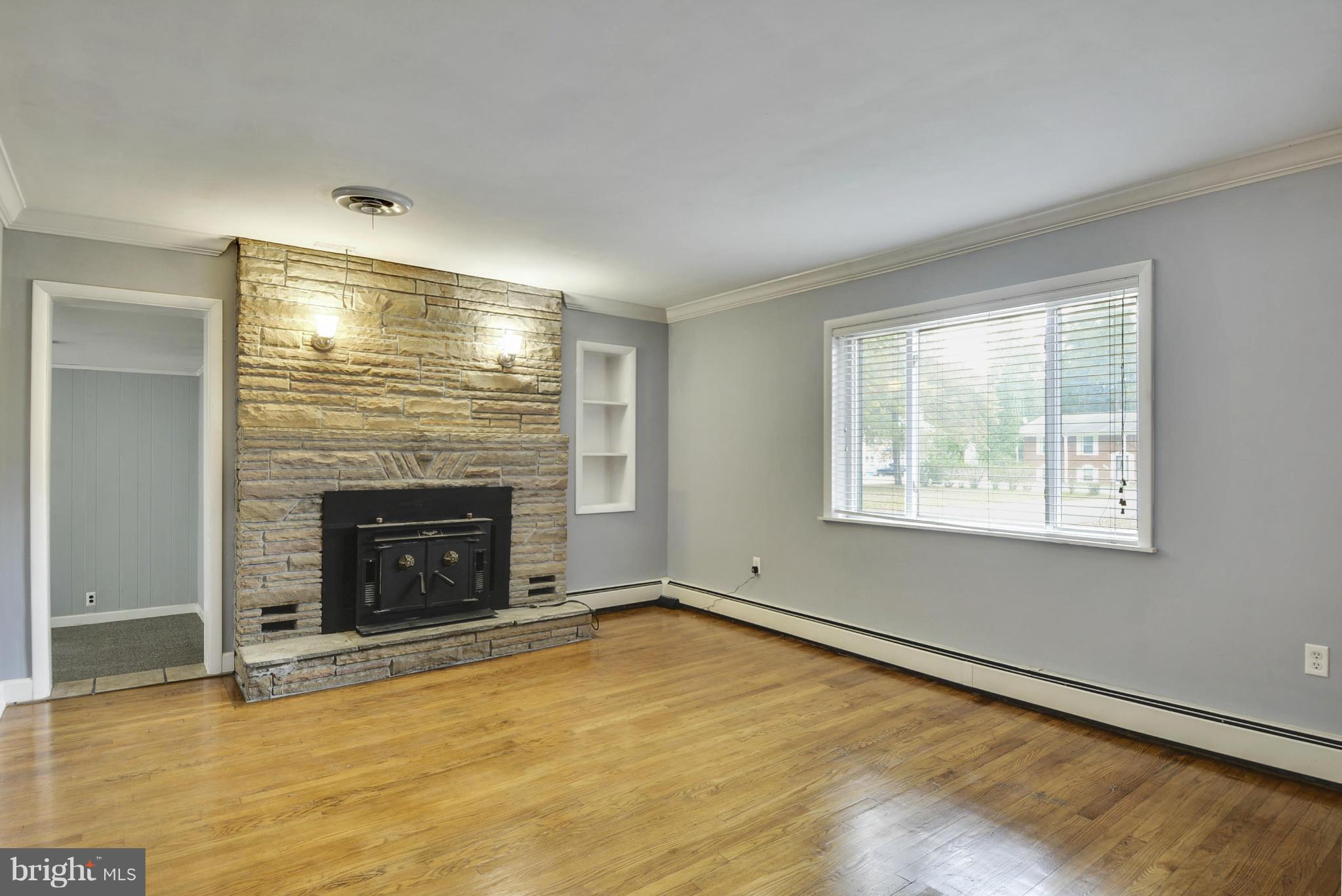 9405 Dangerfield Road Clinton, MD 20735 - Photo 4 of 19 Living Room