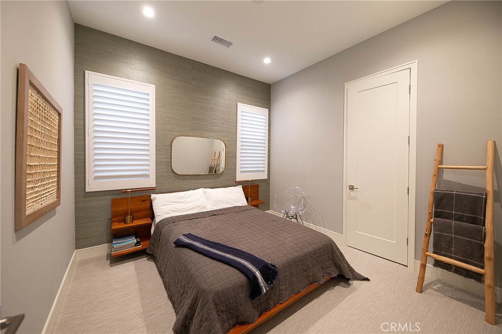 119 Wheatgrass Irvine, CA 92618 - Photo 21 of 32 a bedroom with a bed and a lamp