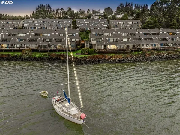 $228,000 | 1000 Southeast Bay Blvd. Boulevard, Unit 140, Newport, OR 97365