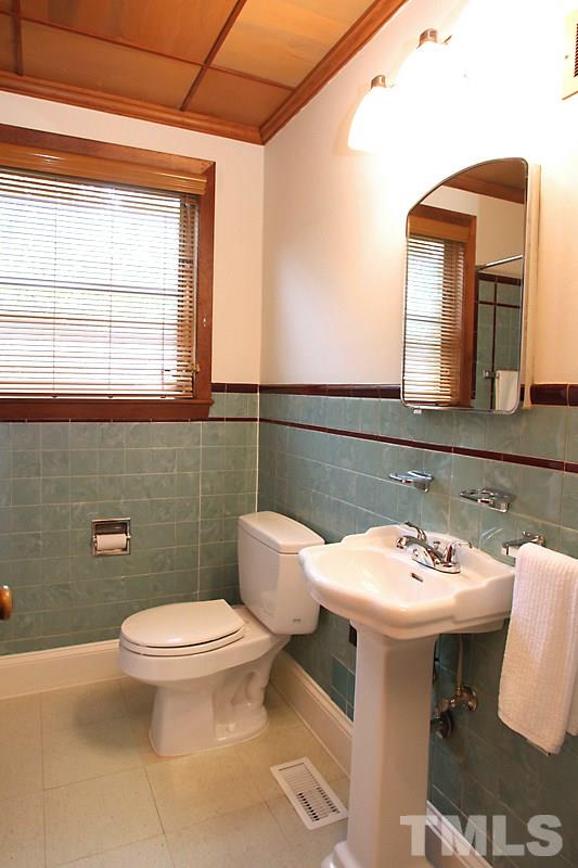 2400 White Oak Road Raleigh, NC 27609 - Photo 12 of 20 a bathroom with a sink a toilet and mirror
