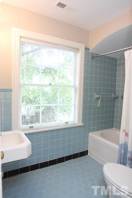 2400 White Oak Road Raleigh, NC 27609 - Photo 17 of 20 a bathroom with a bathtub and window