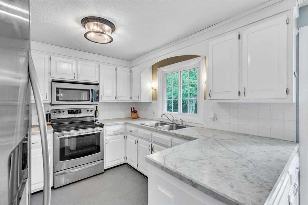 39 Bilton Road Somers, CT 06071 - Photo 6 of 38 Gallery Image 6