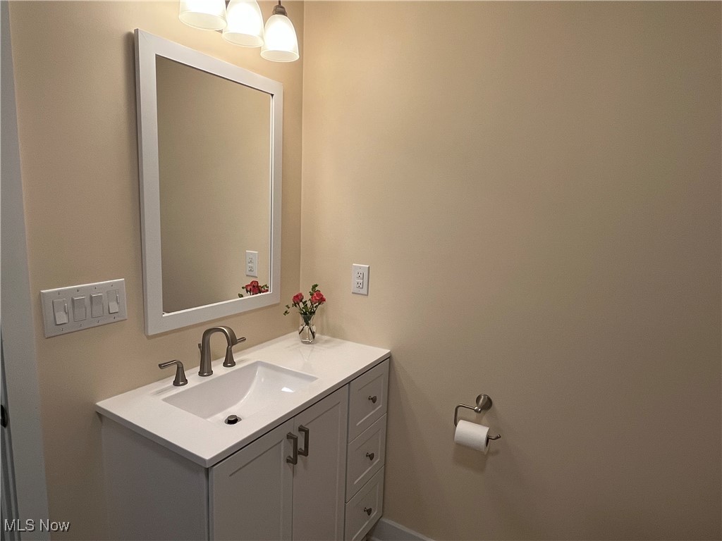 3252 Stanley Road Akron, OH 44333 - Photo 10 of 22 Bathroom off of primary bedroom