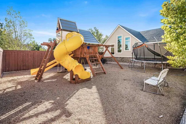 a view of an house with backyard and garden