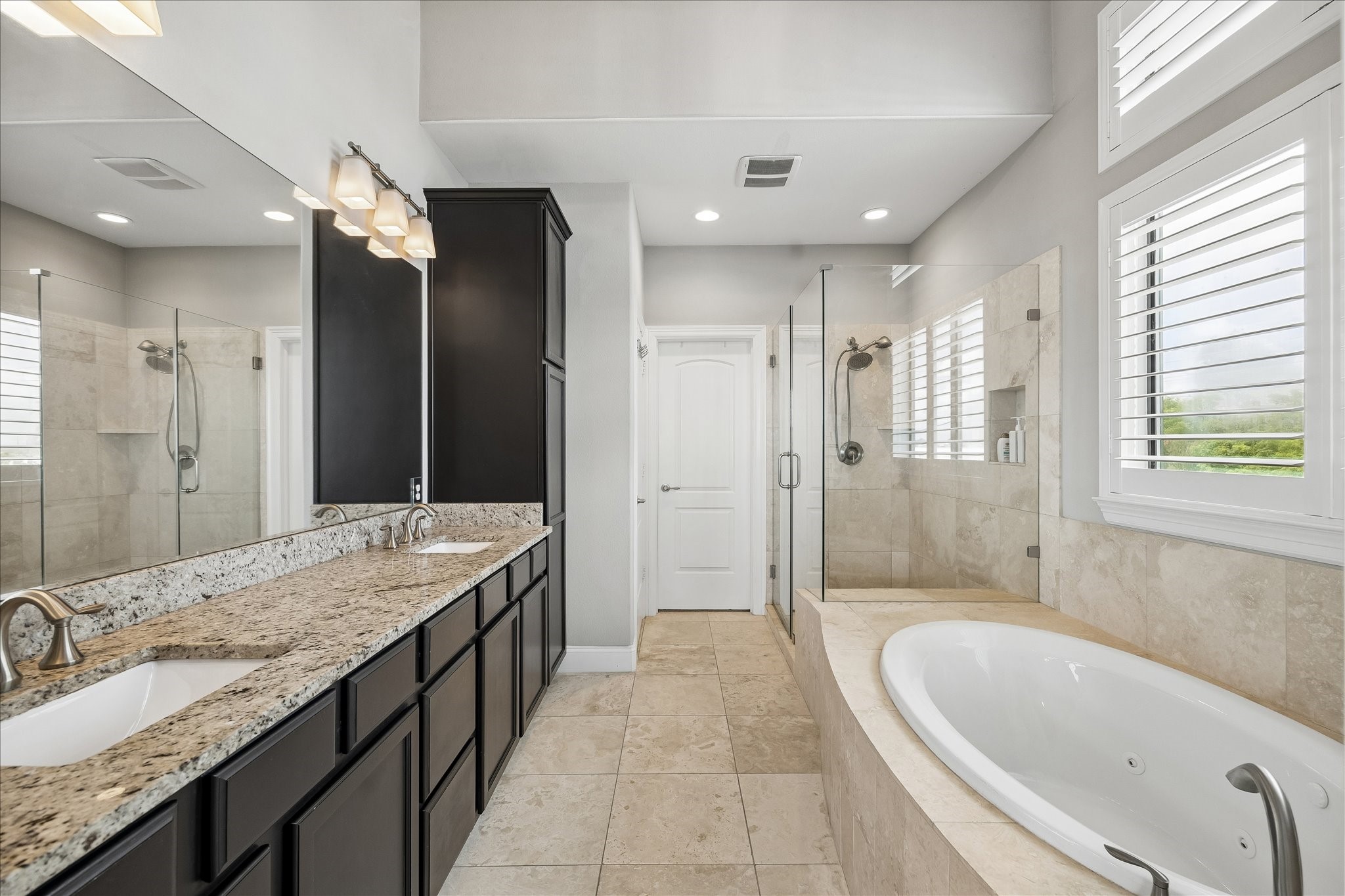 1915 Spring Street Houston, TX 77007 - Photo 20 of 40 The primary bath has double sinks, a whirlpool tub and separate shower