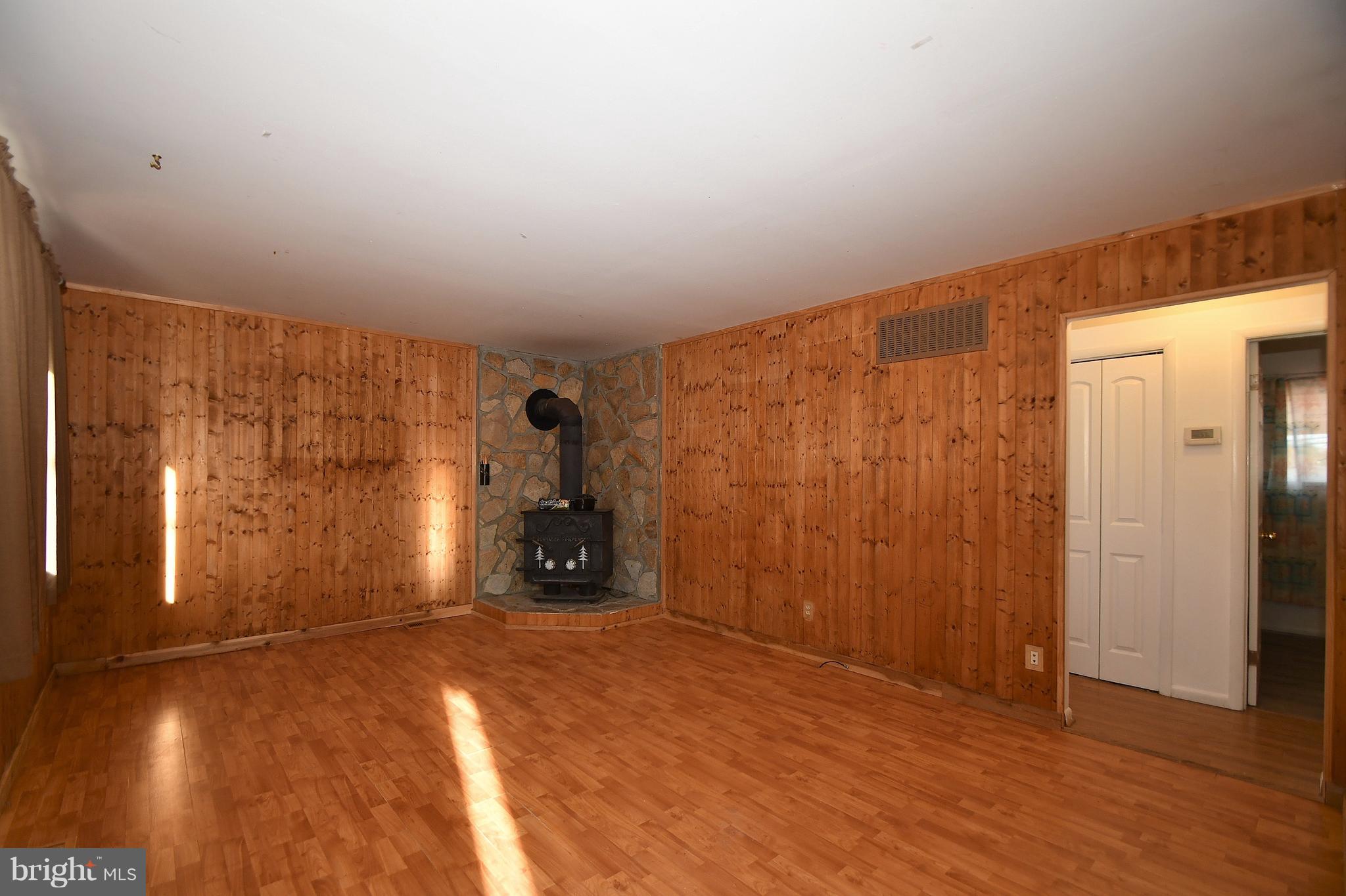 3101 Lynch Road Baltimore, MD 21219 - Photo 3 of 25 Family Room