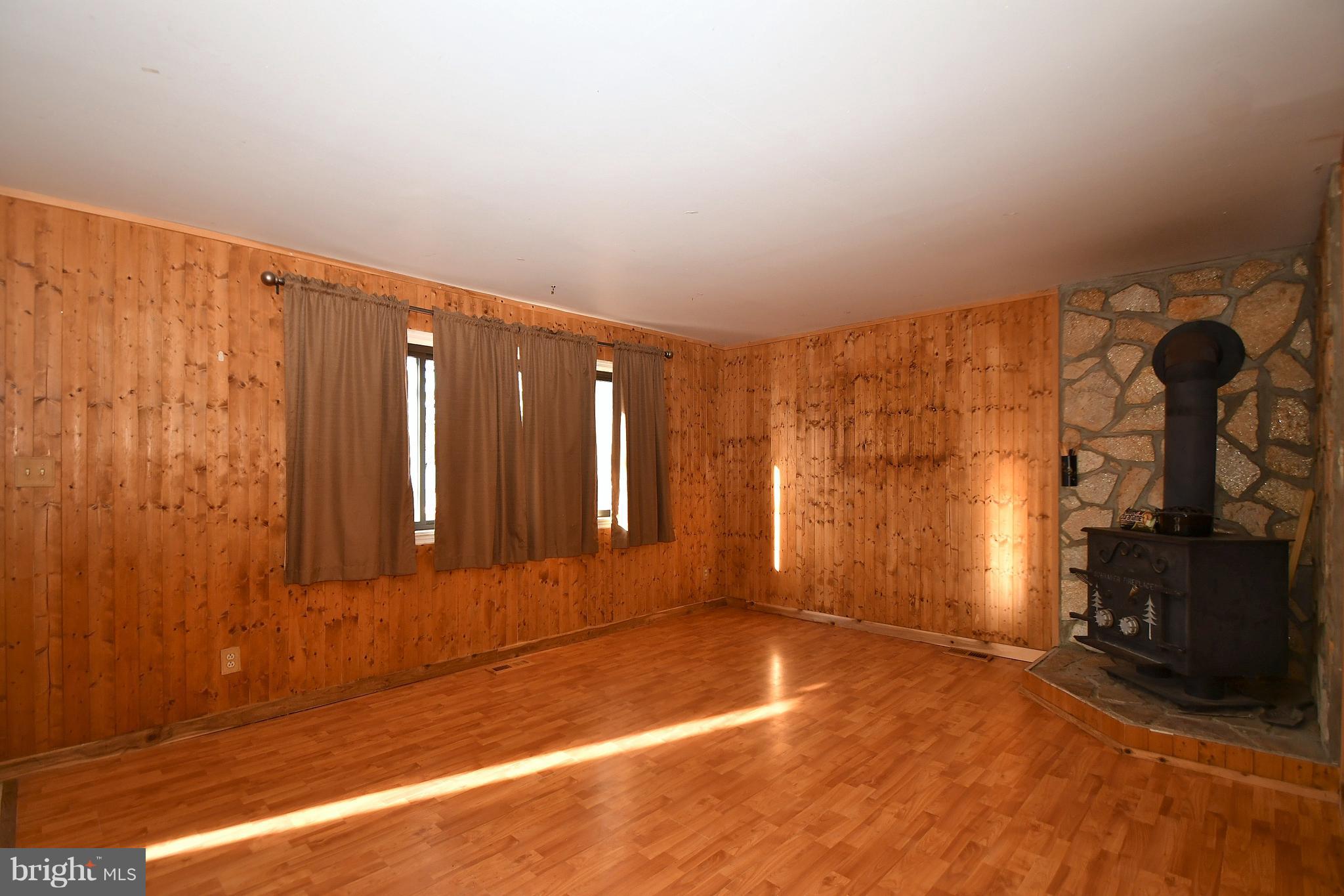 3101 Lynch Road Baltimore, MD 21219 - Photo 4 of 25 Family Room