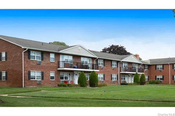 $2,885 | 83 Bowling Lane, Unit 83B, Levittown, NY 11756