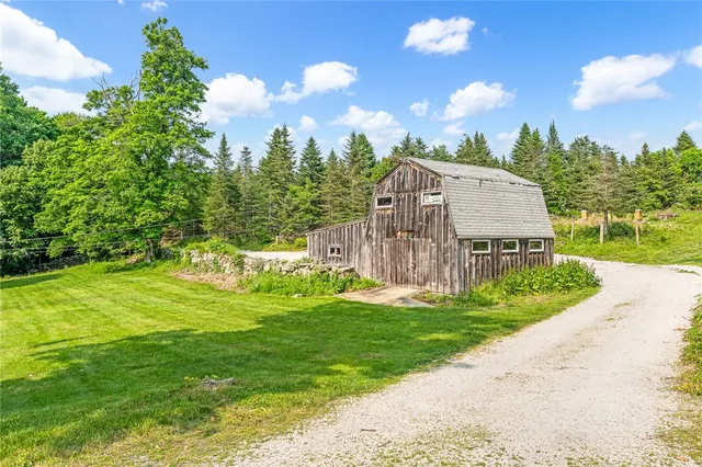 $950,000 | 174 Highland Road, Tiverton, RI 02878