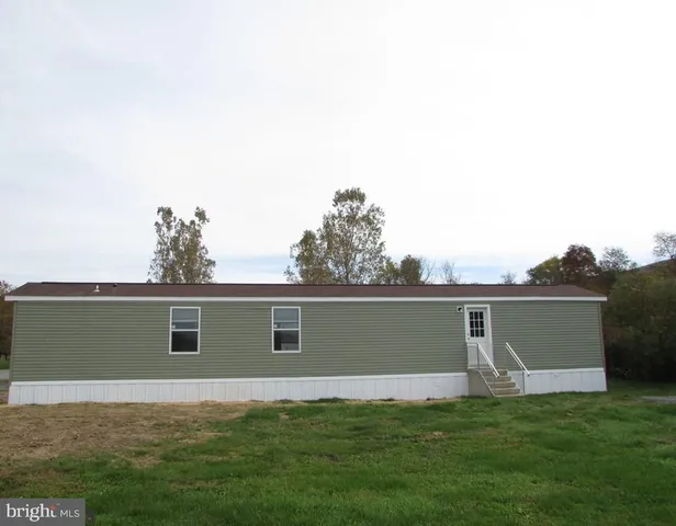 a view of a yard with front of house