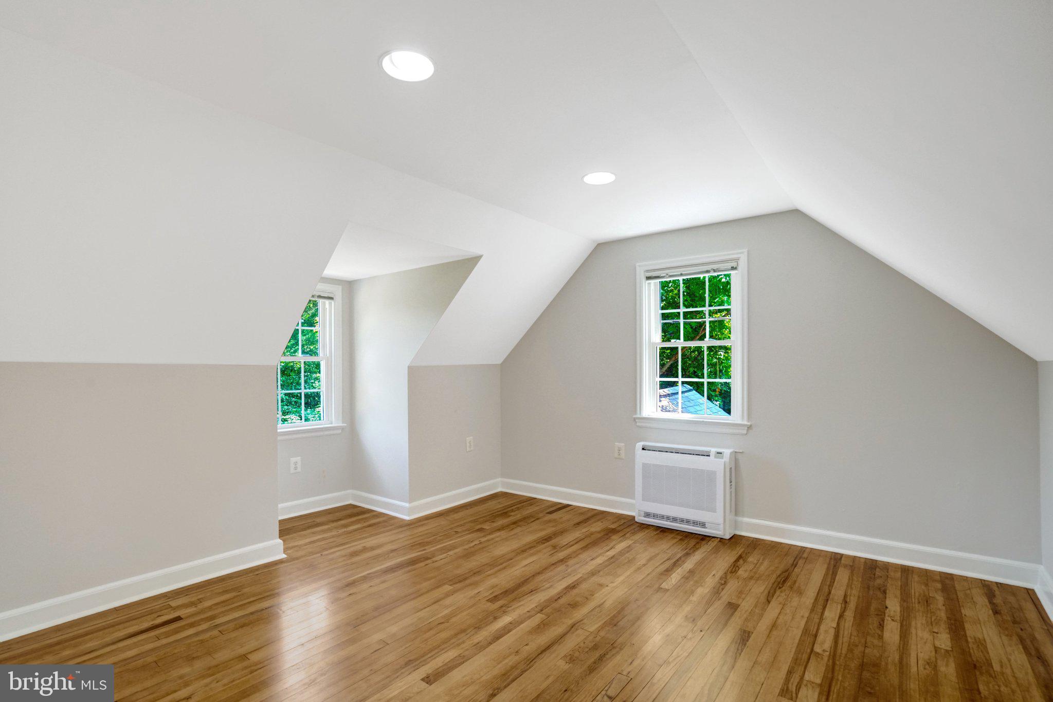 7107 Coventry Road Alexandria, VA 22306 - Photo 33 of 64 Bright bedroom with corner windows
