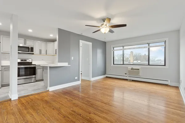 $2,000 | 6826 North Ridge Boulevard, Unit 302, Chicago, IL 60645