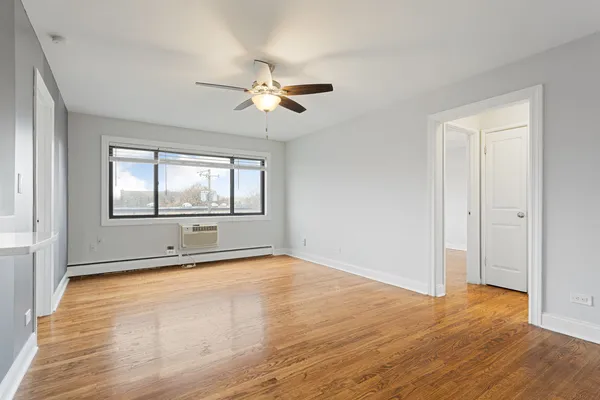 $2,000 | 6826 North Ridge Boulevard, Unit 302, Chicago, IL 60645