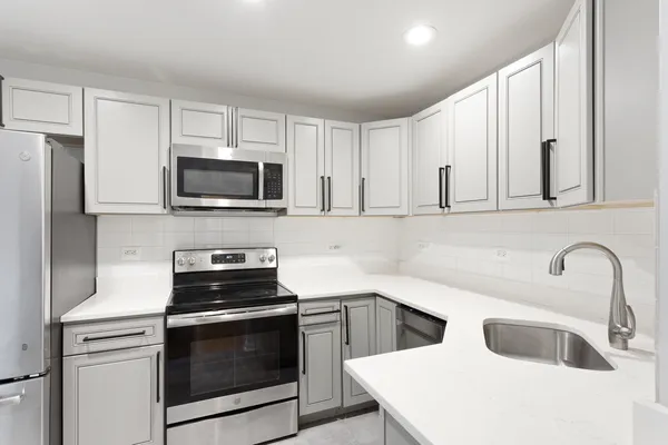 $2,000 | 6826 North Ridge Boulevard, Unit 302, Chicago, IL 60645
