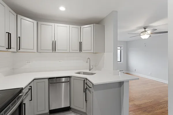 $2,000 | 6826 North Ridge Boulevard, Unit 302, Chicago, IL 60645