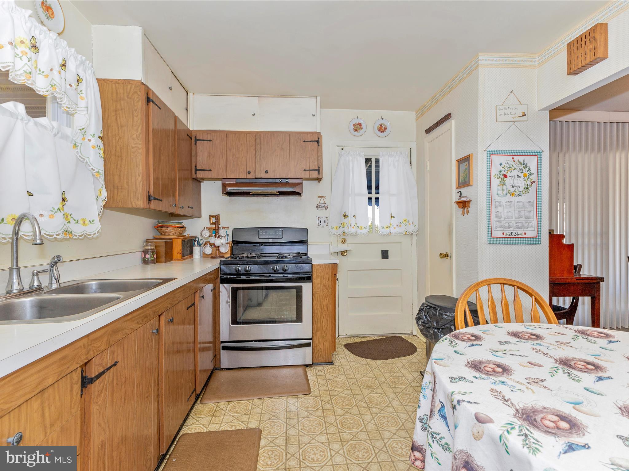 6529 Redgate Circle Baltimore, MD 21228 - Photo 10 of 40 Kitchen