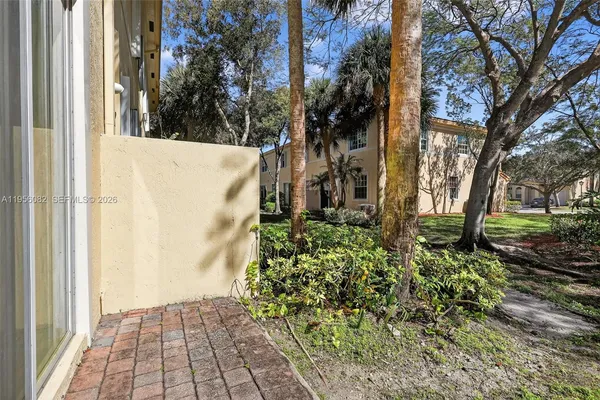 a view of a backyard