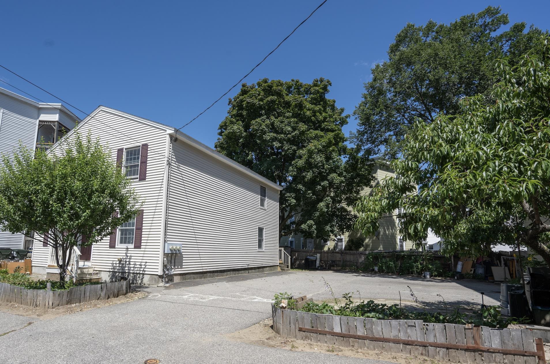 256 East High Street Manchester, NH 03104 - Photo 2 of 29