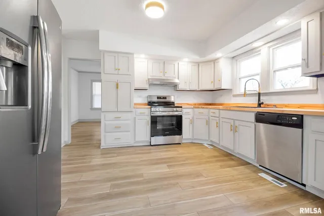 $175,000 | 1510 South Division Street, Carterville, IL 62918