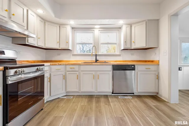 $175,000 | 1510 South Division Street, Carterville, IL 62918