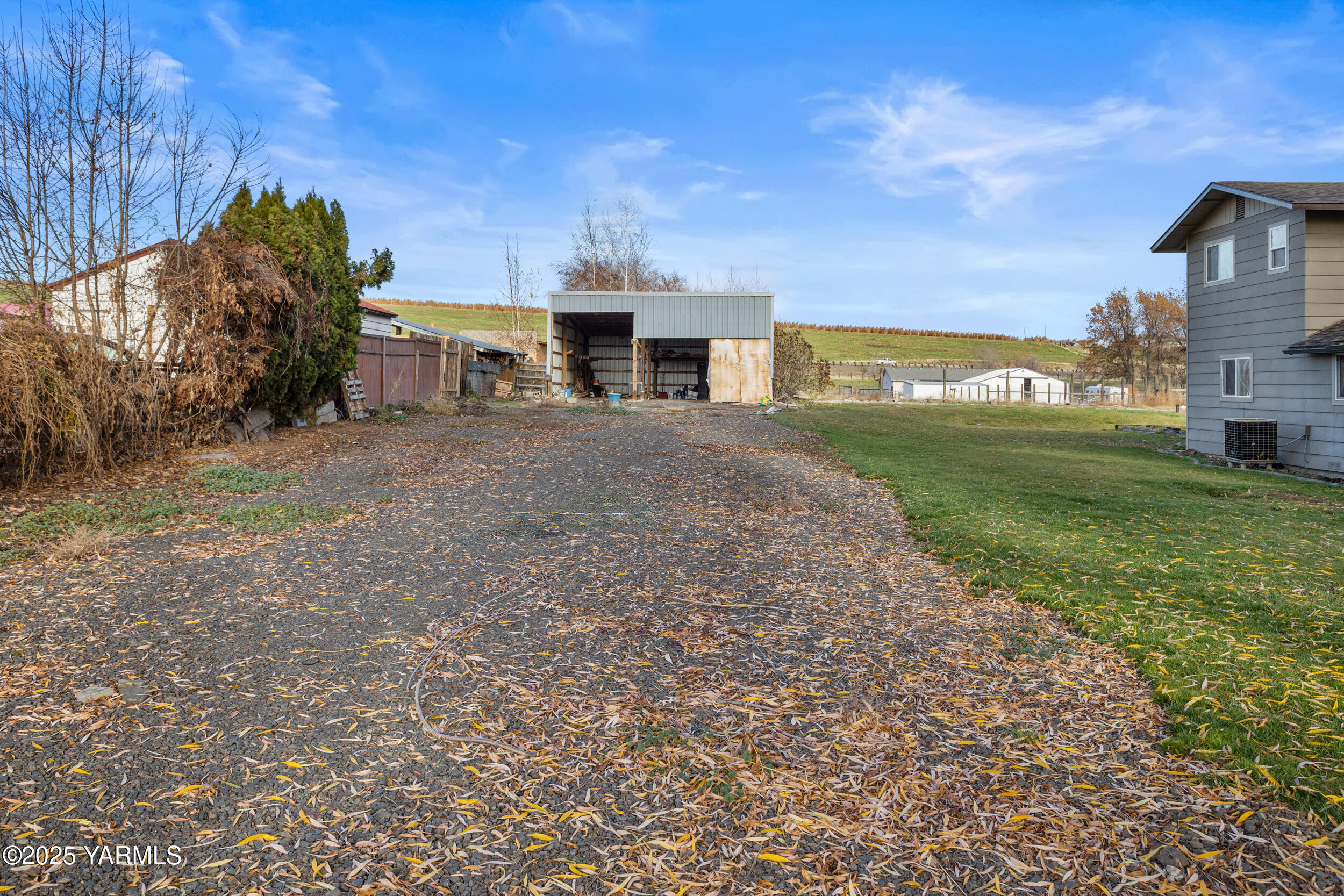 11501 Gilbert Road Yakima, WA 98903 - Photo 11 of 47 a view of a house with a yard and front a house