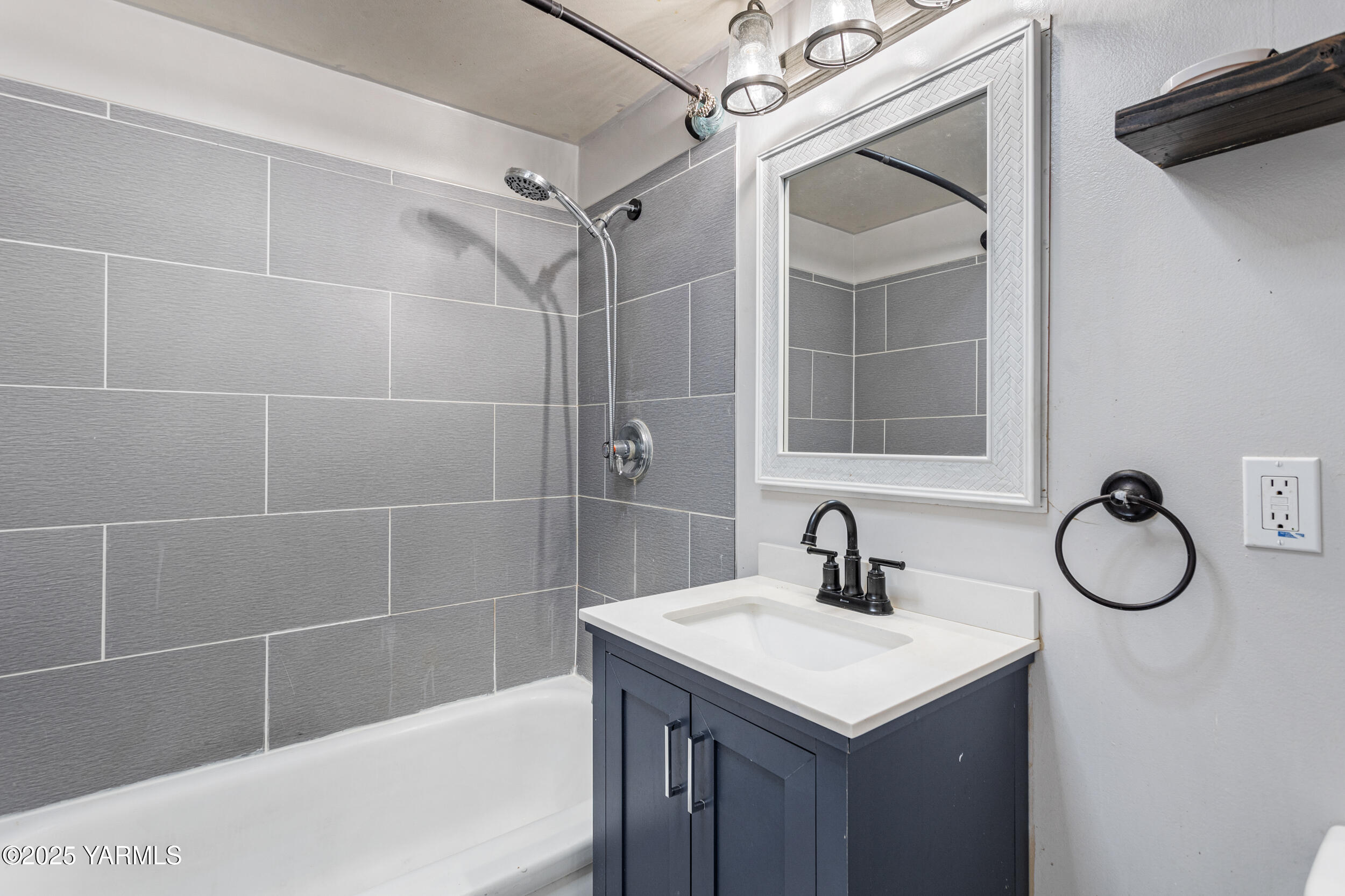 11501 Gilbert Road Yakima, WA 98903 - Photo 25 of 47 a bathroom with a sink toilet and shower