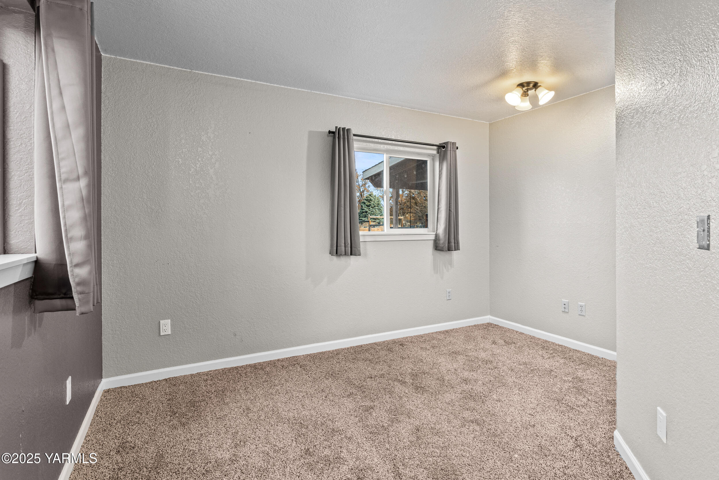 11501 Gilbert Road Yakima, WA 98903 - Photo 27 of 47 an empty room with windows