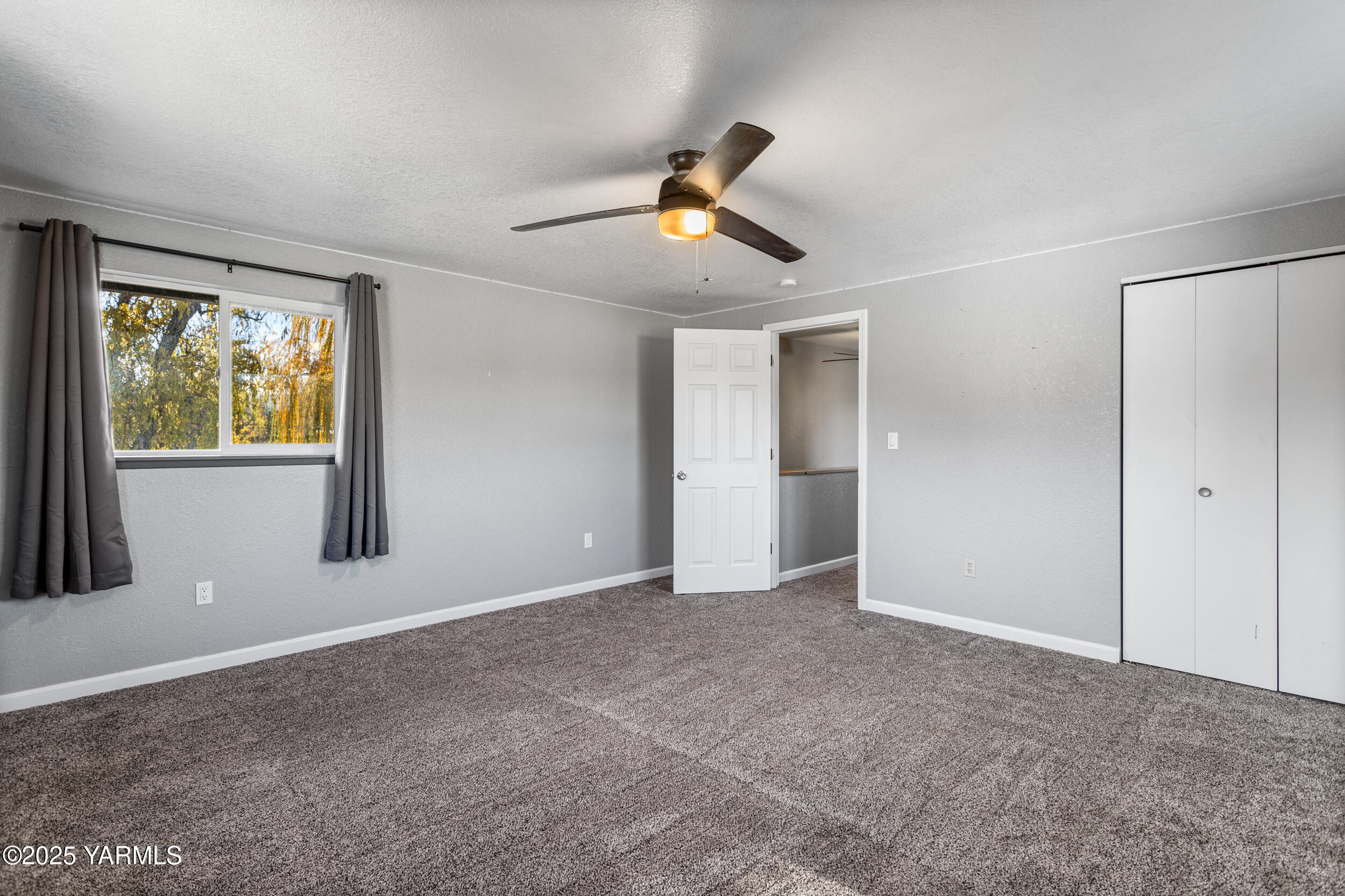 11501 Gilbert Road Yakima, WA 98903 - Photo 31 of 47 a view of an empty room with window and ceiling fan