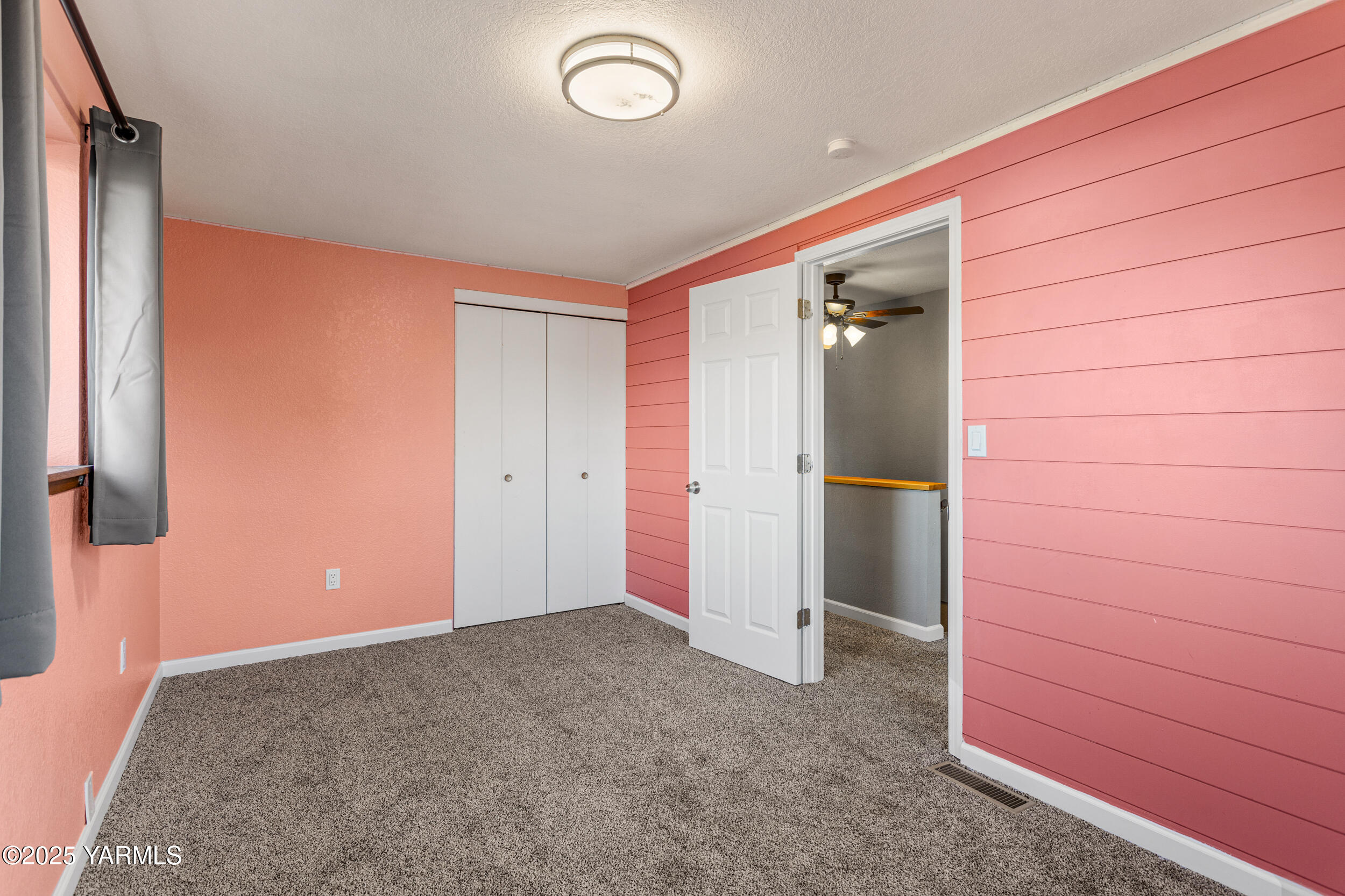11501 Gilbert Road Yakima, WA 98903 - Photo 33 of 47 an empty room with closet and mirror