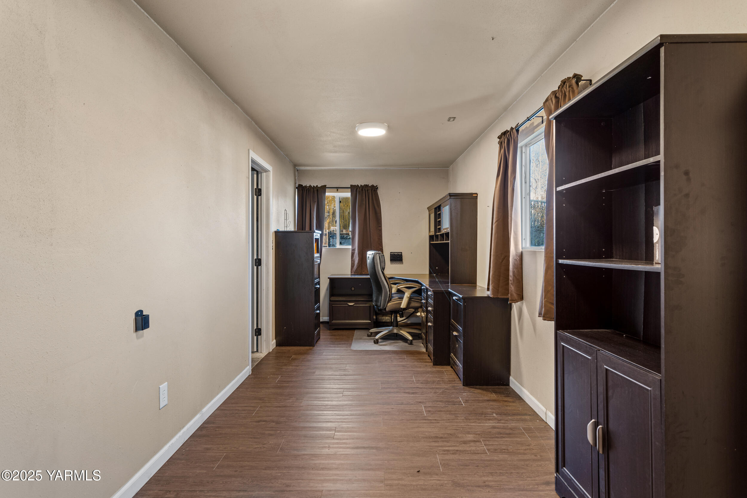 11501 Gilbert Road Yakima, WA 98903 - Photo 37 of 47 a view of a livingroom with furniture and an empty room