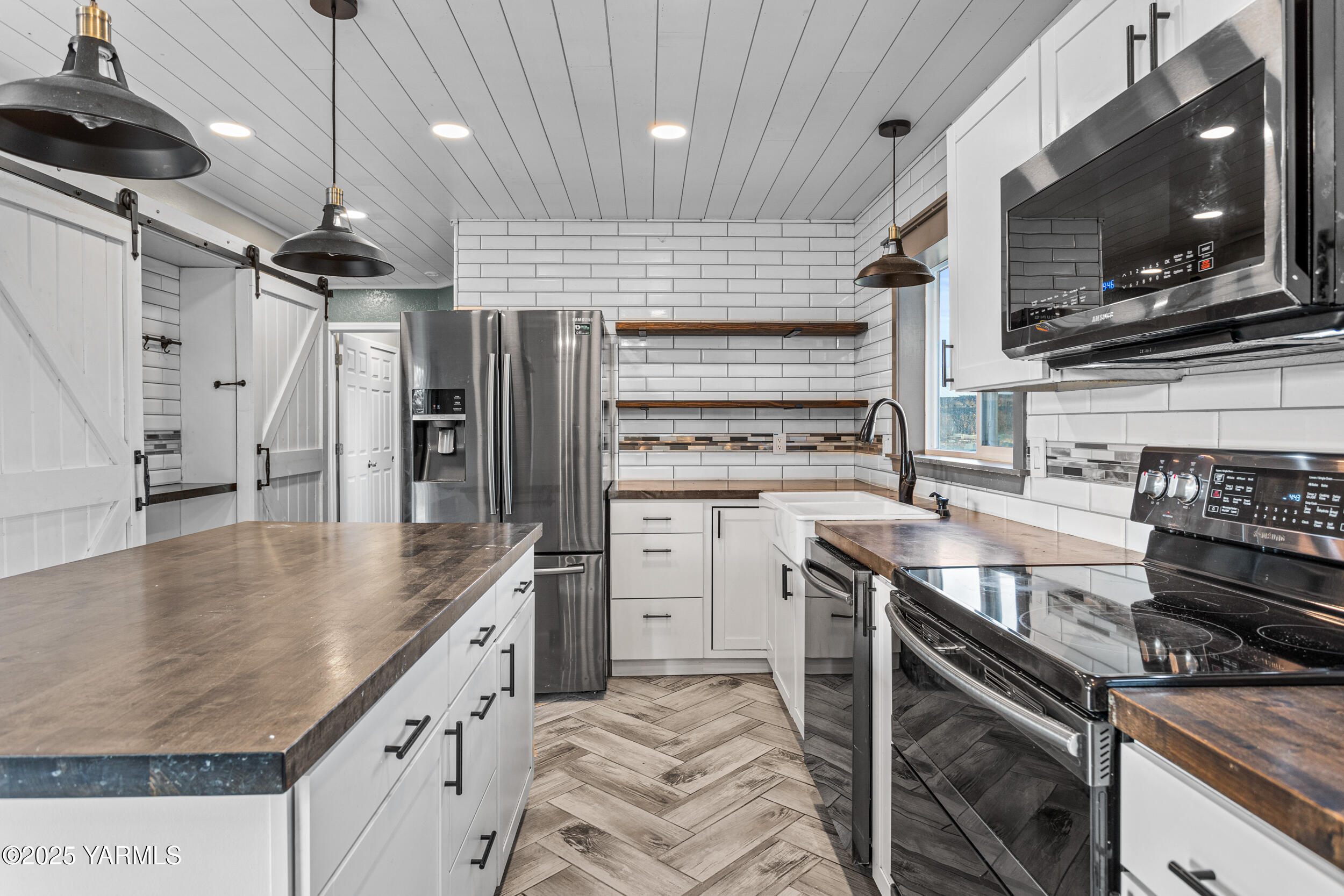11501 Gilbert Road Yakima, WA 98903 - Photo 41 of 47 a kitchen with a stove and a microwave