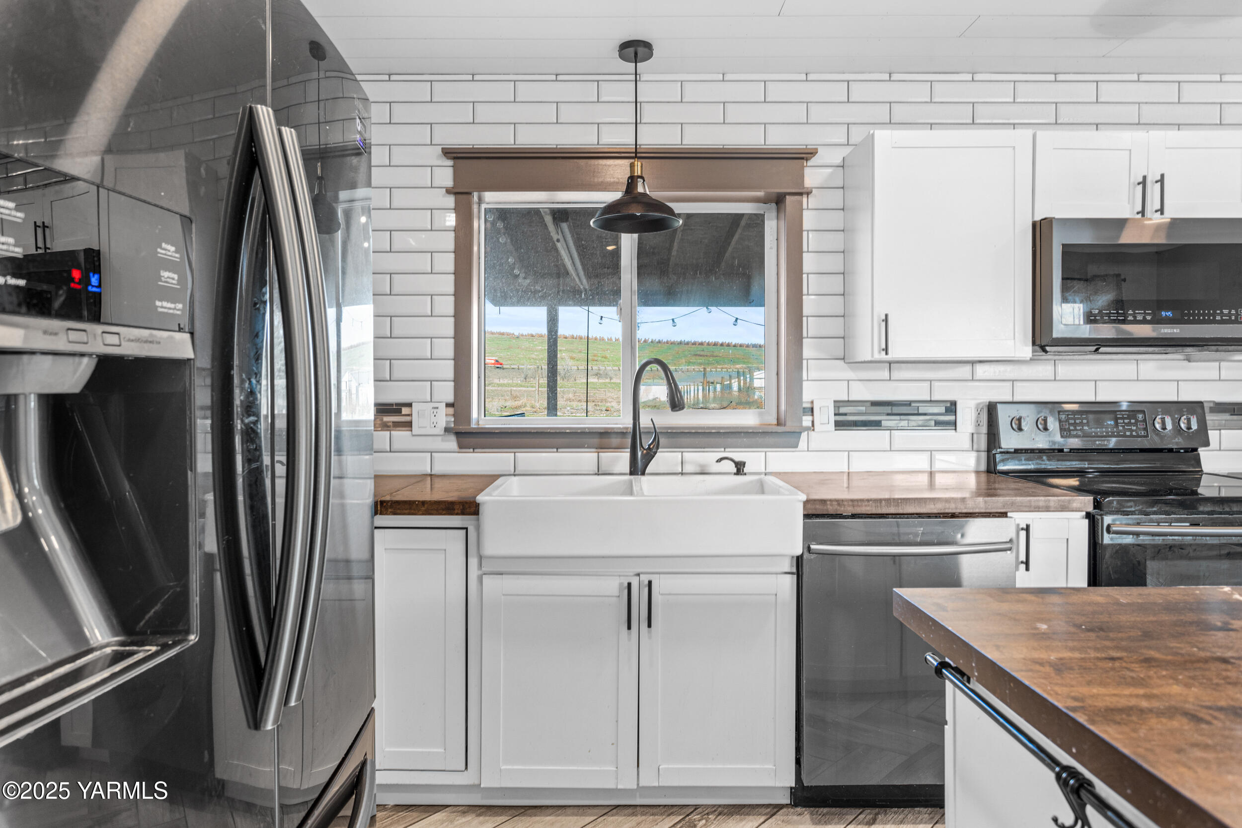 11501 Gilbert Road Yakima, WA 98903 - Photo 42 of 47 a kitchen with appliances a sink and cabinets