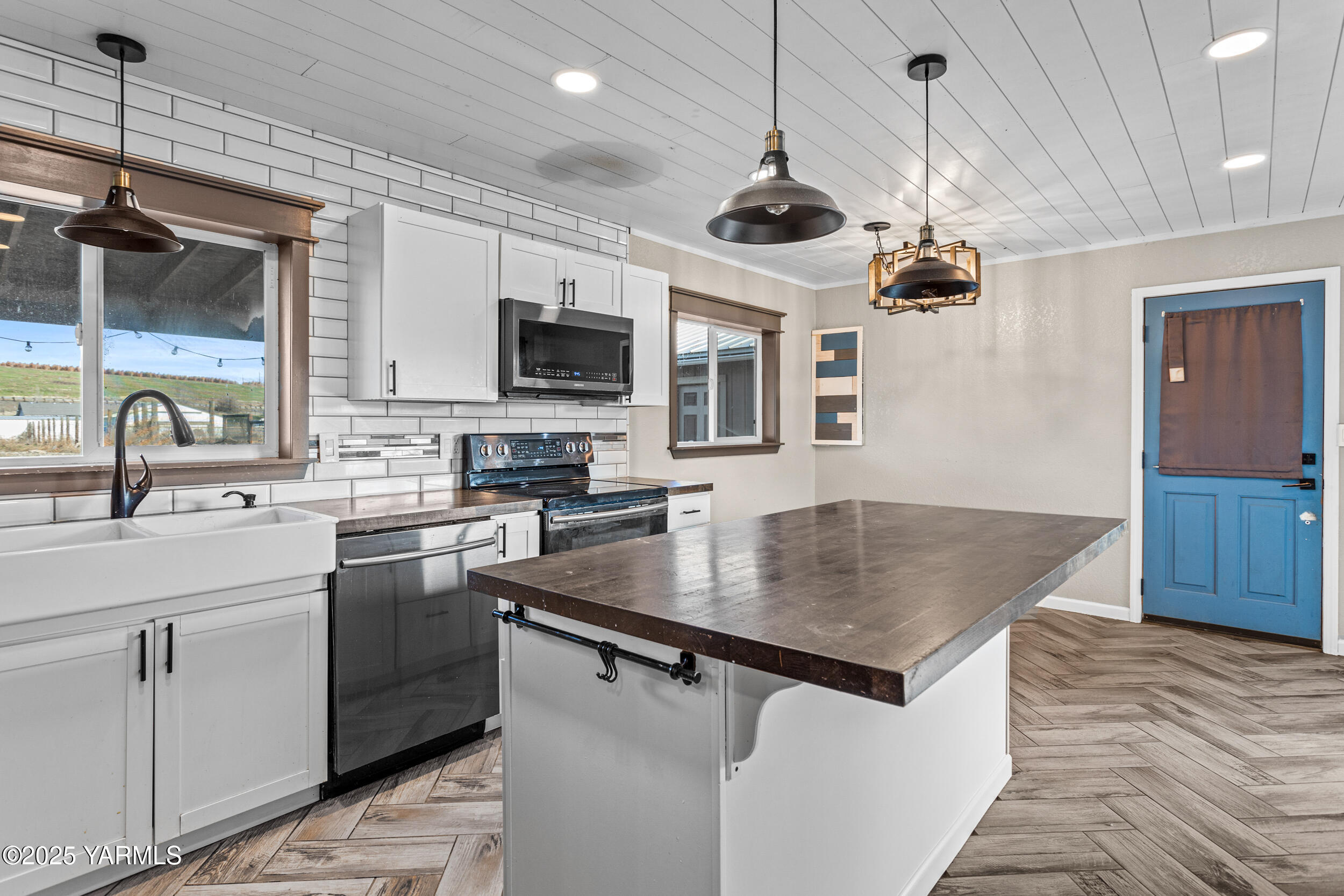 11501 Gilbert Road Yakima, WA 98903 - Photo 43 of 47 a kitchen with stainless steel appliances granite countertop a sink a stove and a microwave