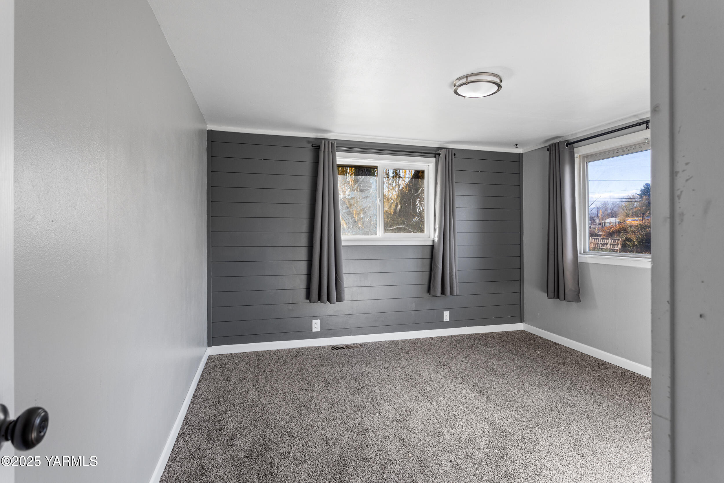 11501 Gilbert Road Yakima, WA 98903 - Photo 7 of 47 an empty room with windows