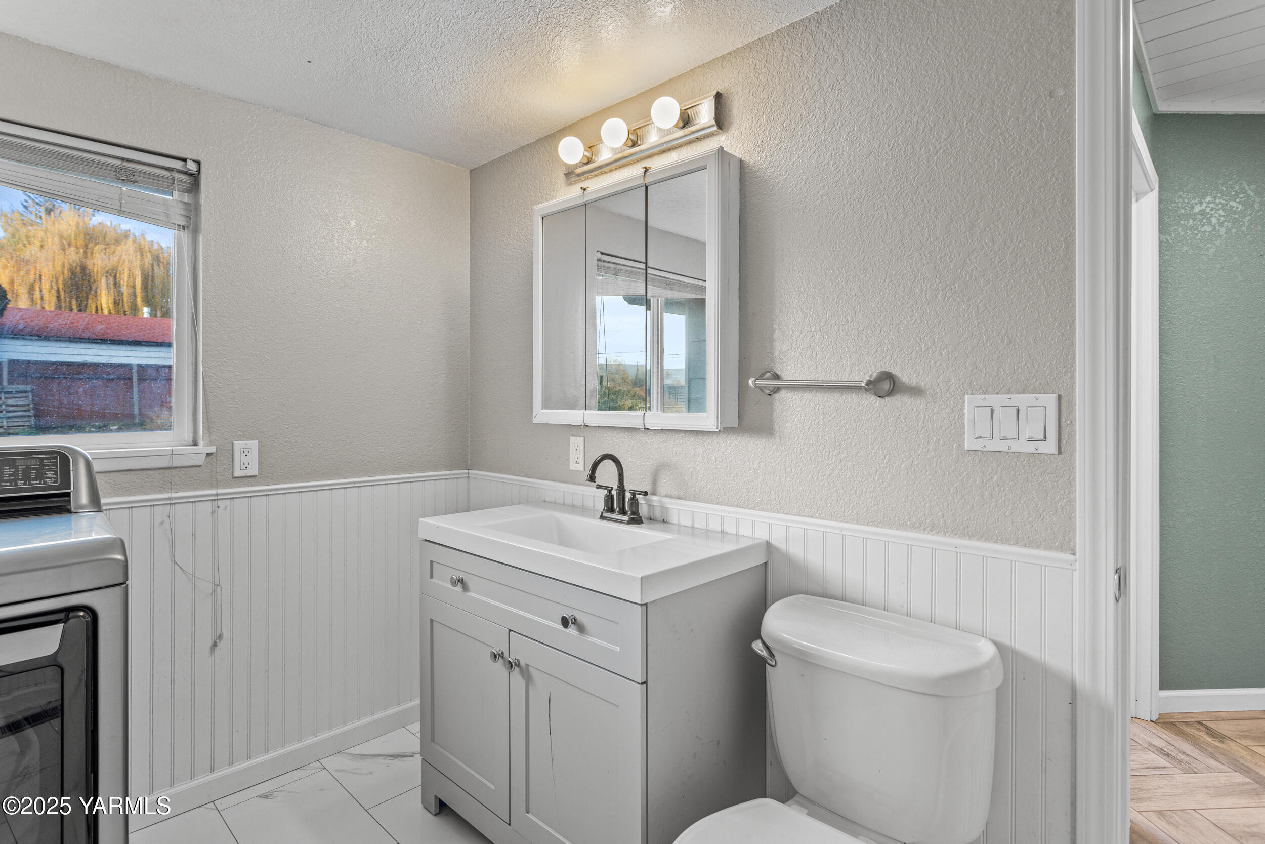 11501 Gilbert Road Yakima, WA 98903 - Photo 10 of 47 a bathroom with a toilet sink and mirror