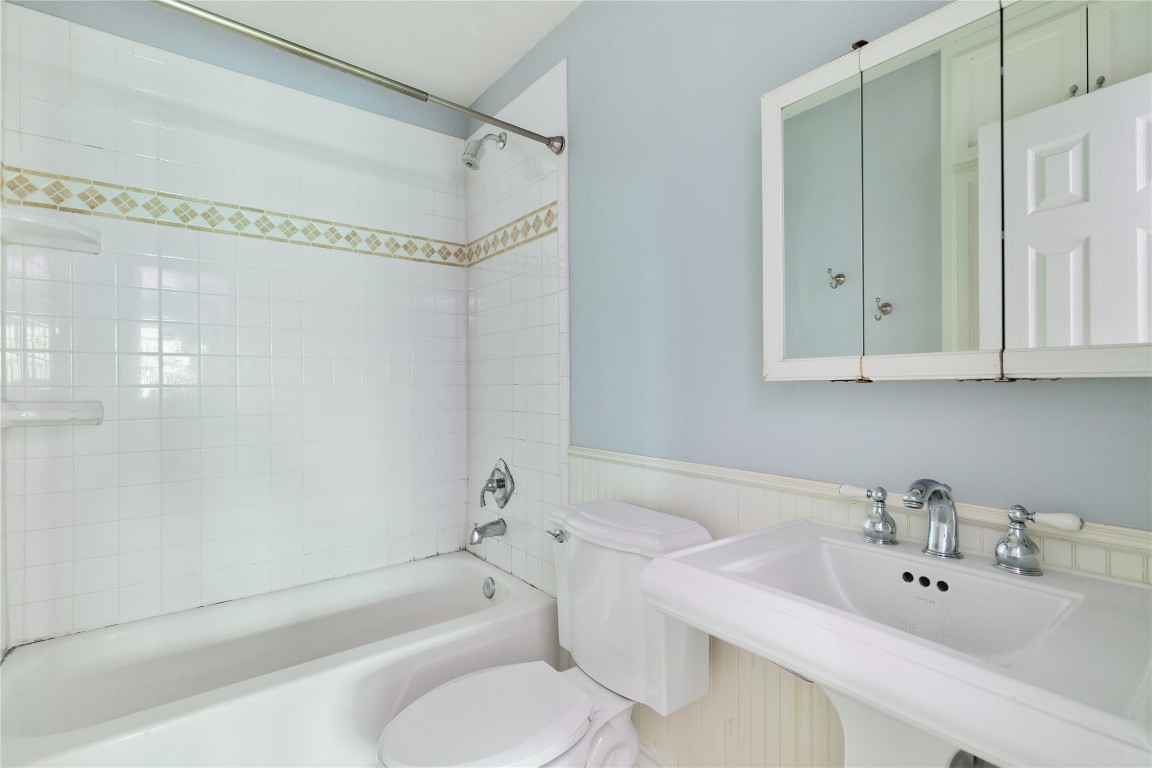 407 East 45th Street, Unit 211 Austin, TX 78751 - Photo 7 of 18 Full bathroom